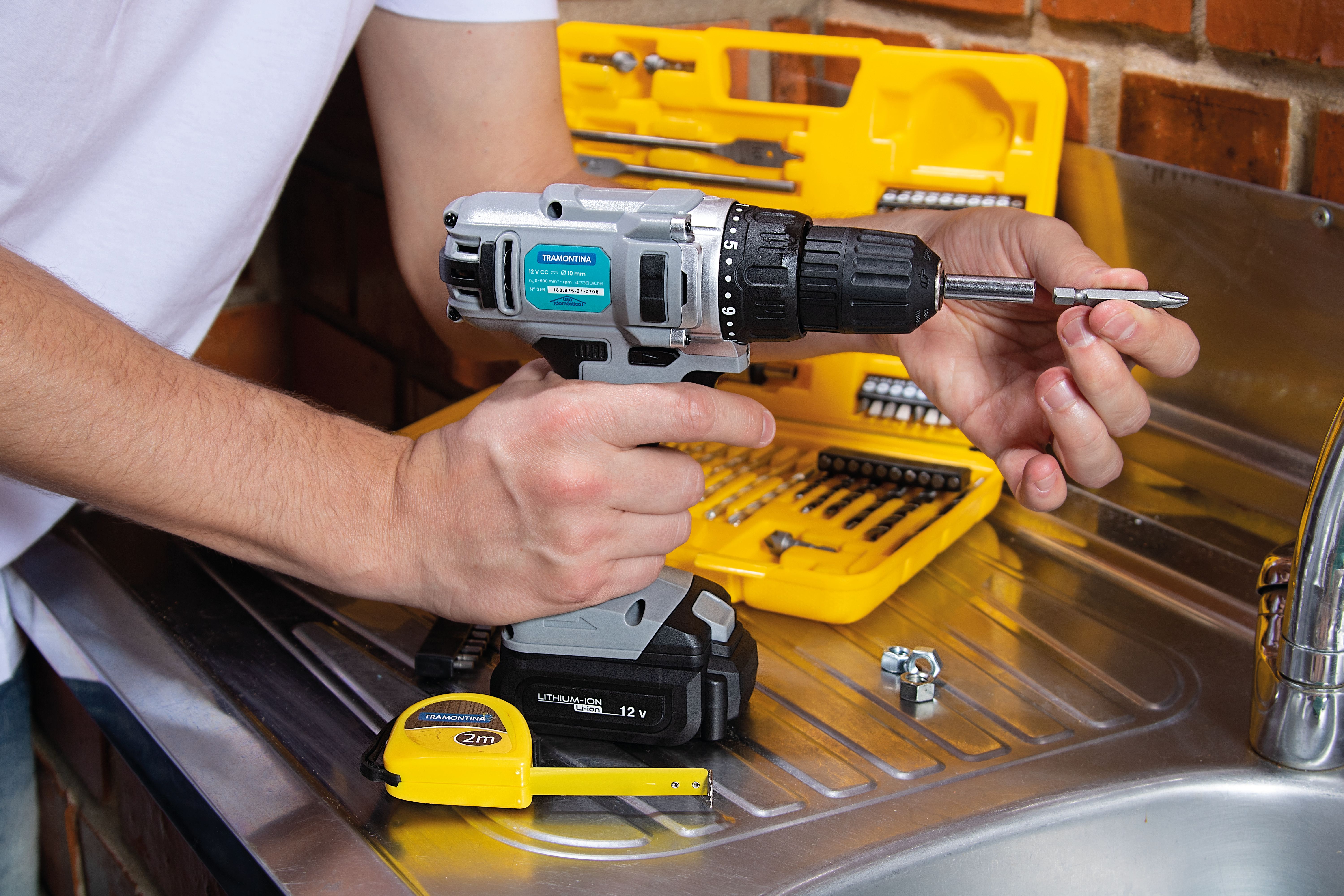 Parafusadeira/Furadeira 12V Tramontina à Bateria 42383001