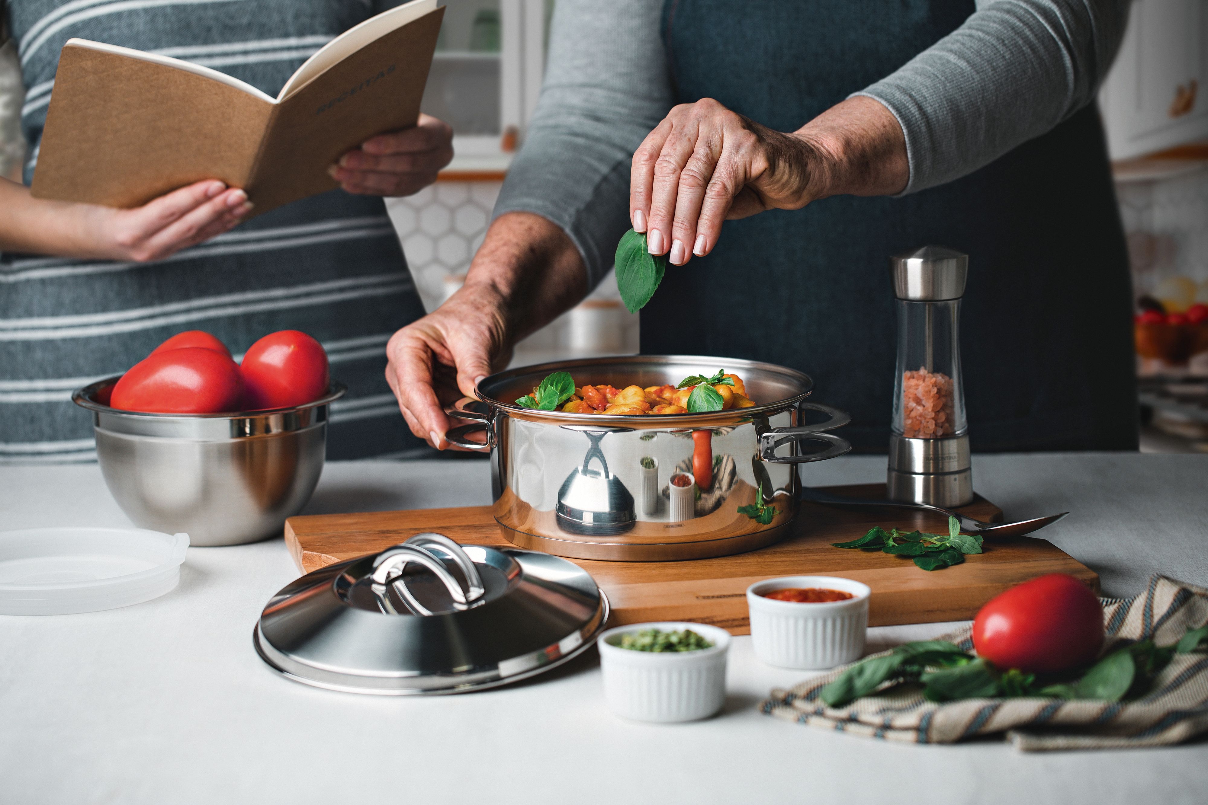 Espiar a comida durante o preparo - Via Inox Tramontina