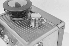 Cafeteira Elétrica Tramontina by Breville Express Pro em Aço Inox com  Moedor 2 L 220V 69066012 - CASA ATIVA LTDA